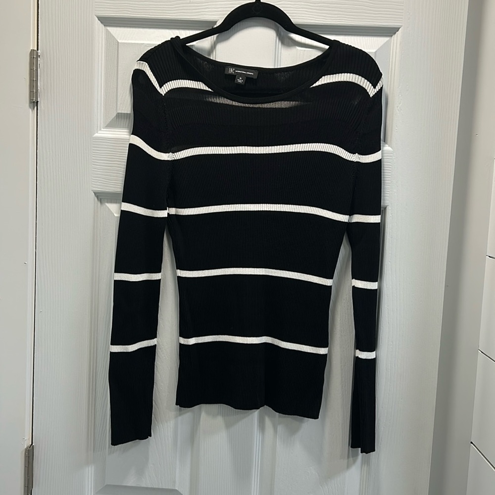 Women’s XL Sweater in black with whiter stripes